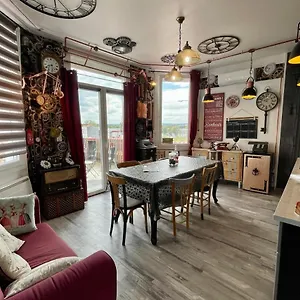 charming-atypical-3-bedroom-apartment.hotels-rhonealpes.com/